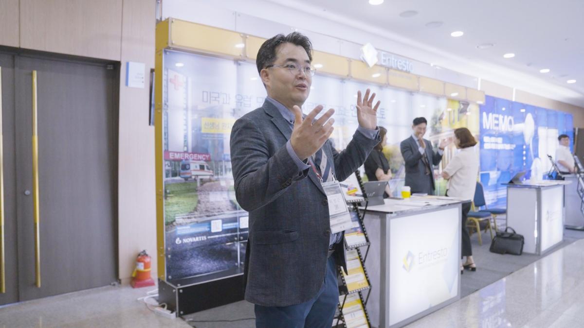 학회 현장에서 설명 중인 이성근 원장