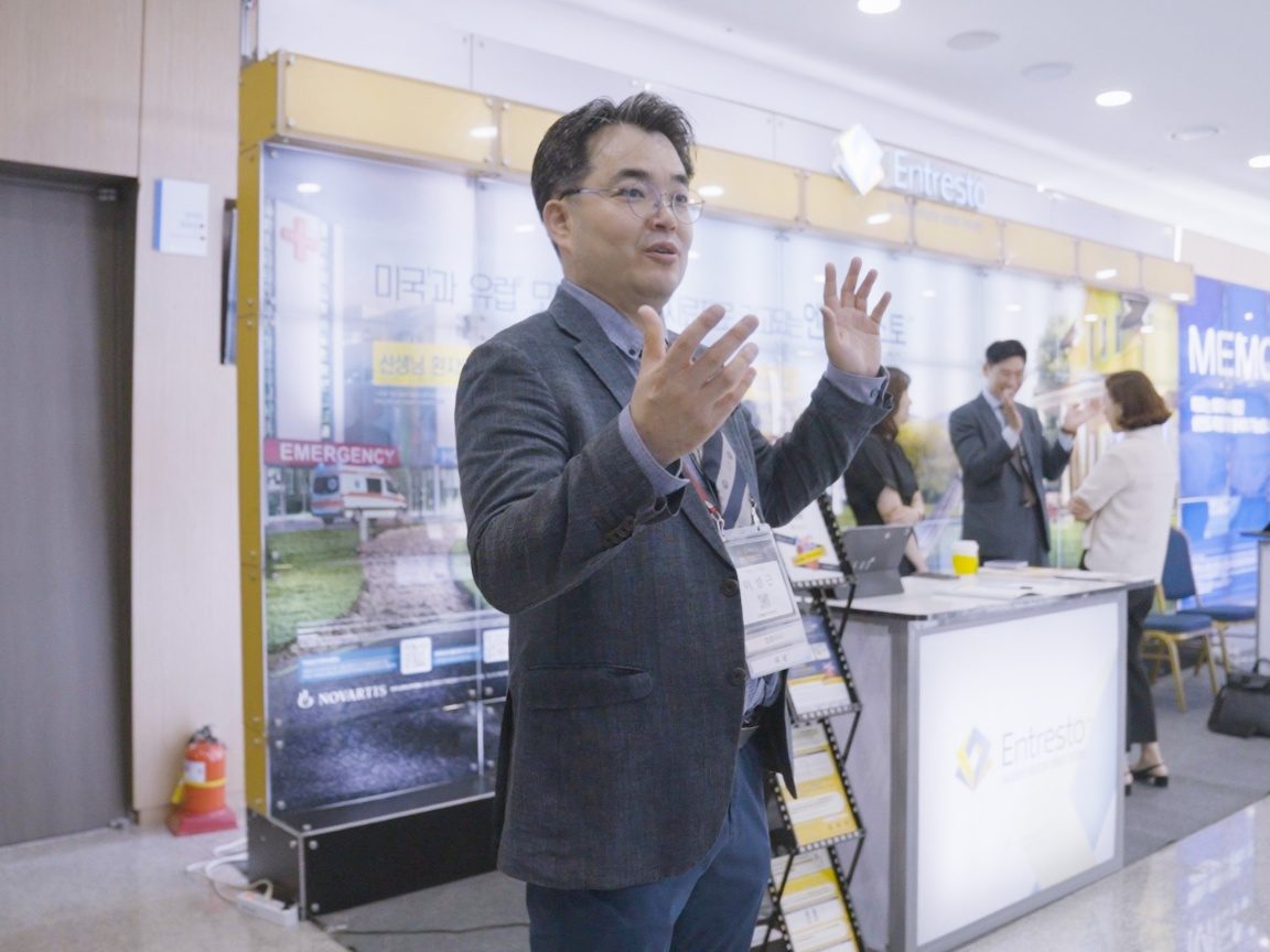 내시경 학회 부스에서 설명하는 모습