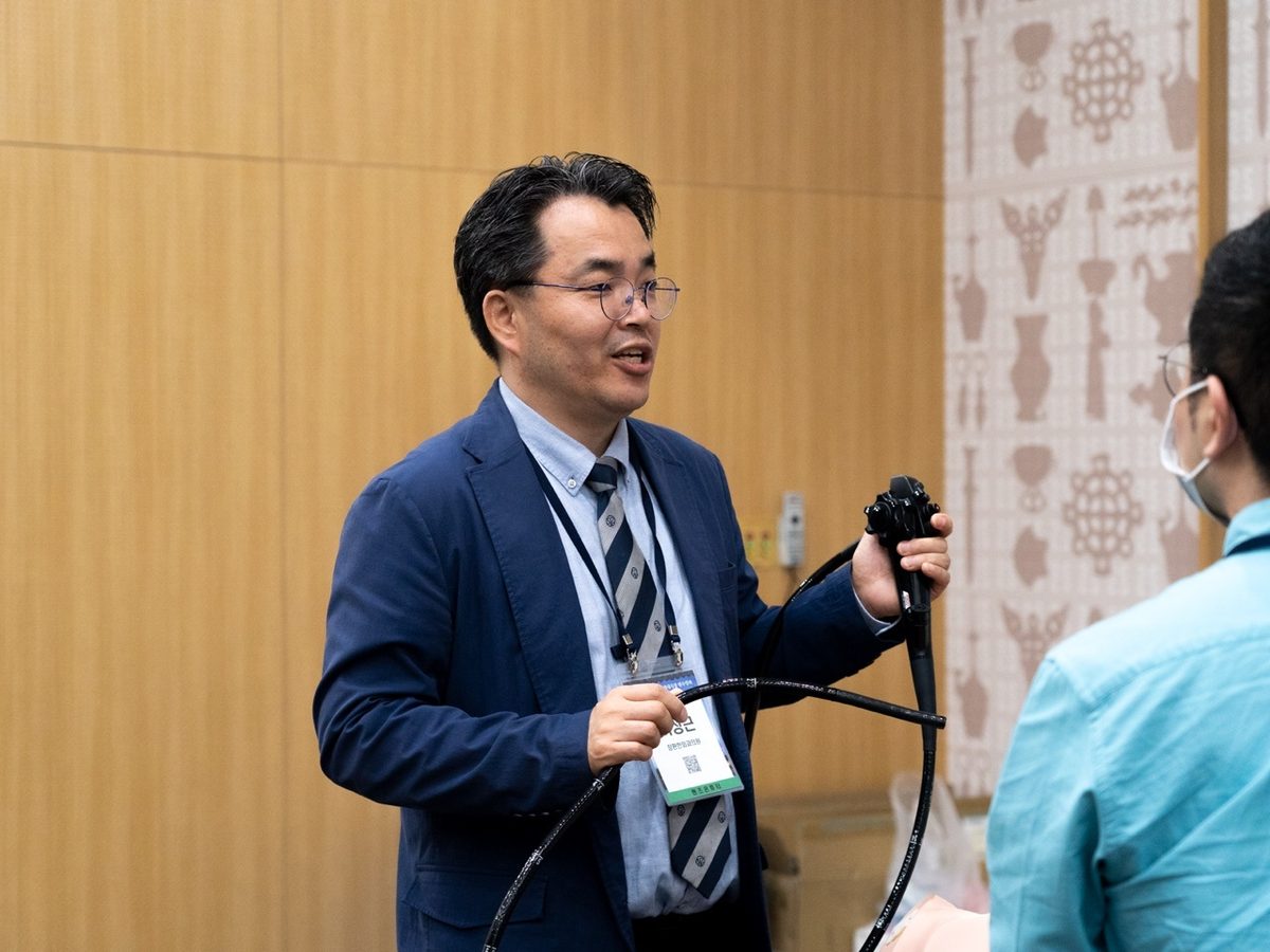 학회 강연 중인 이성근 대표원장