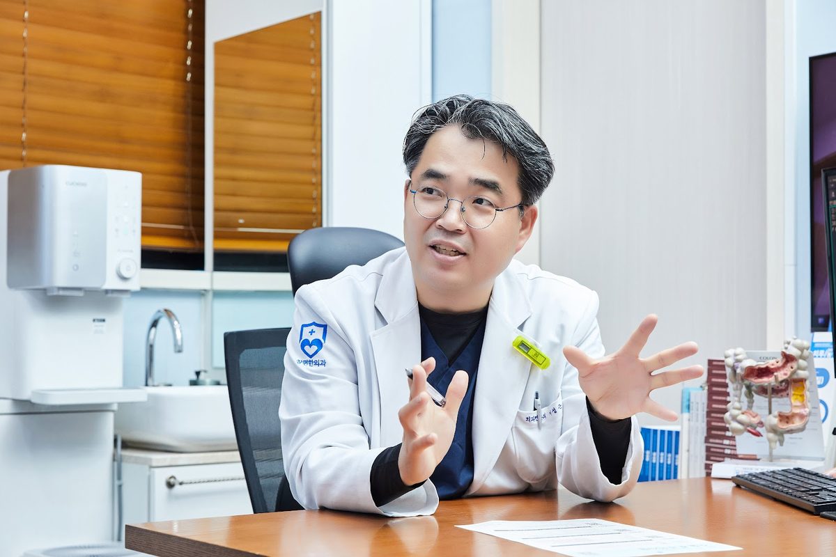 진료실에서 설명하는 이성근 대표원장