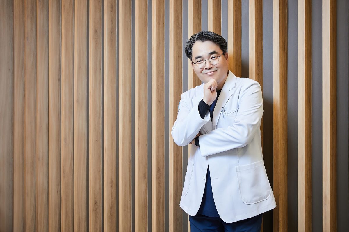 병원 복도에 선 이성근 대표원장